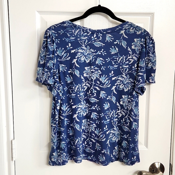 Lucky Brand blue floral flutter sleeve t-shirt Size: L - Picture 3 of 6